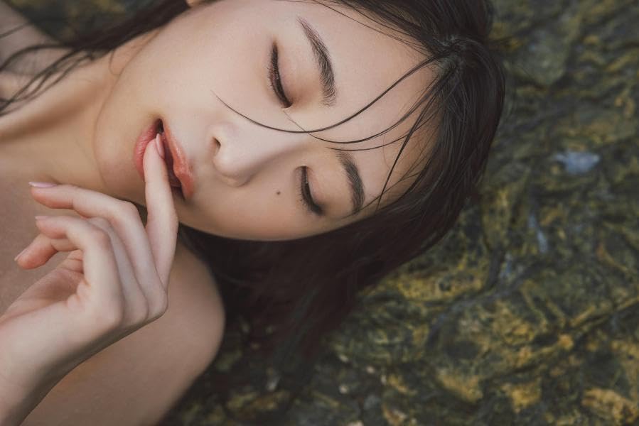 Naomi Majima Photo Book "Swamped"