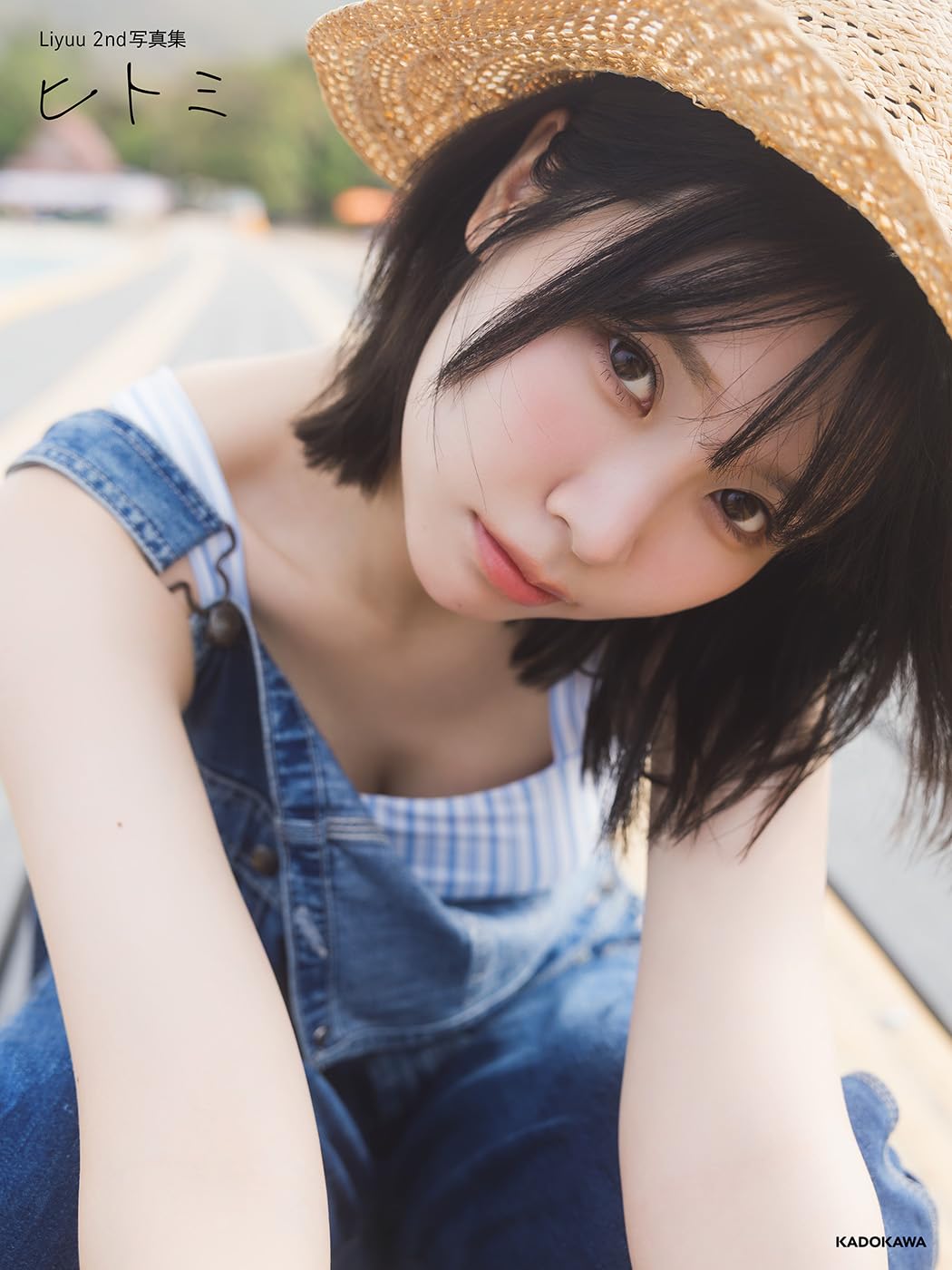 Liyuu 2nd Photo Book "hitomi"