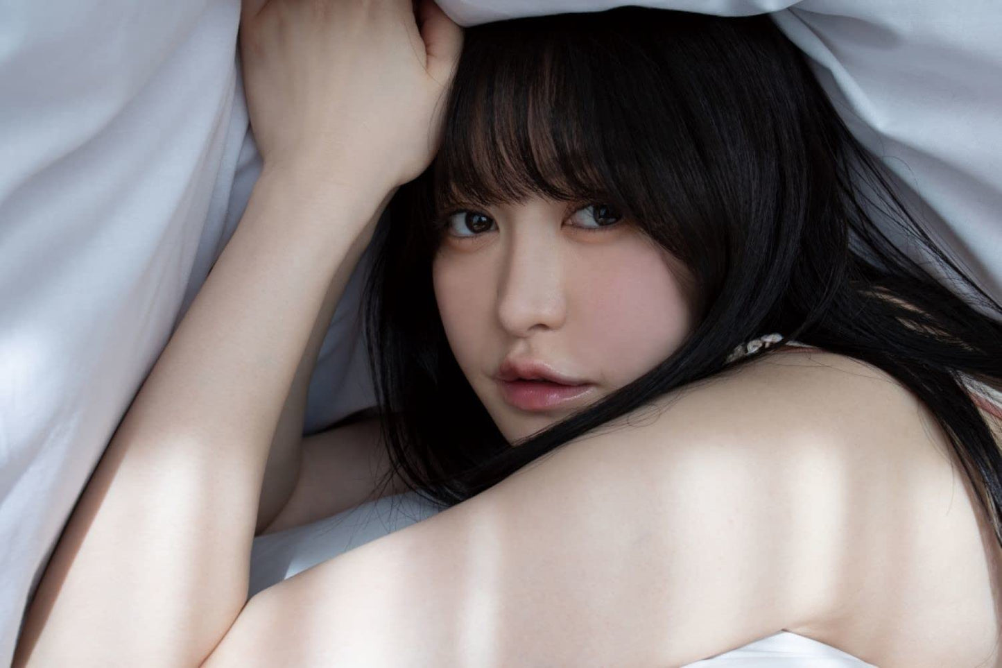 Shizuna Itoh Photo Book "NOIR GIRL LUMIÈRE"