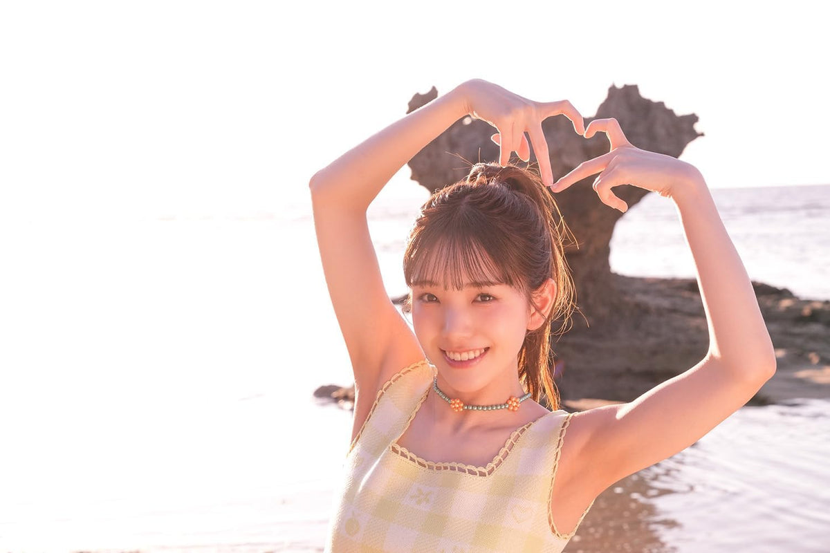 Ema Sakurai 1st Photo Book "Azato Miman" / Shiritsu Ebisu Chugaku