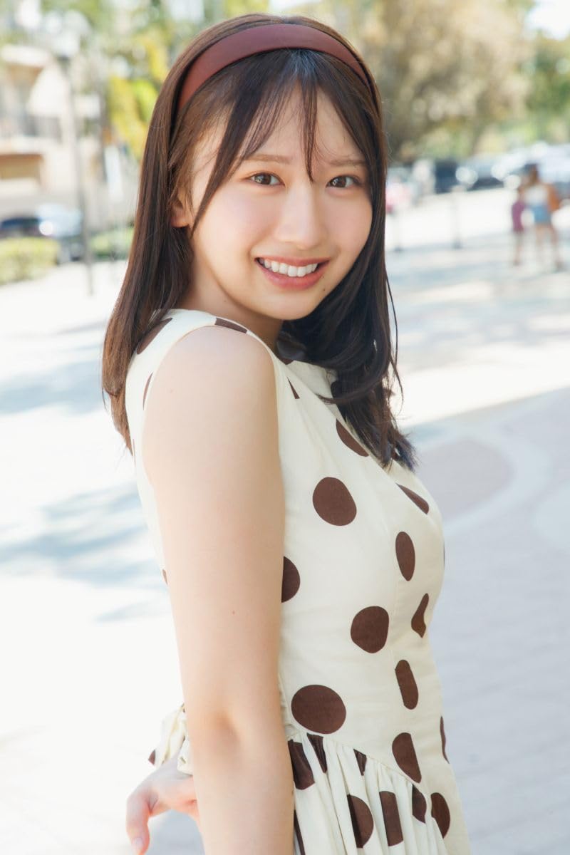 Kaho Fujishima (Hinatazaka46) 1st Photo Book "Kajitsu no Ayumi"