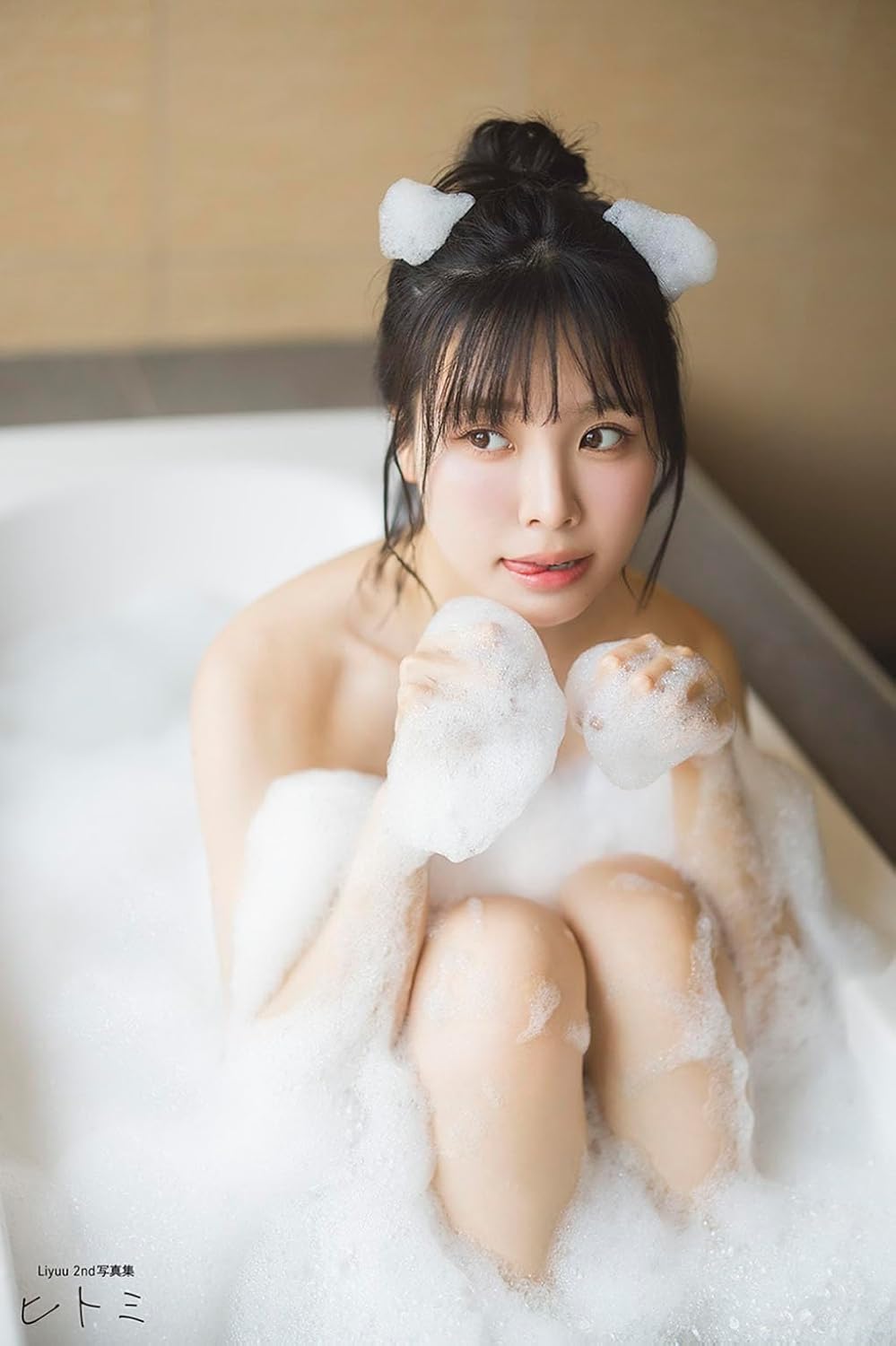 Liyuu 2nd Photo Book "hitomi"