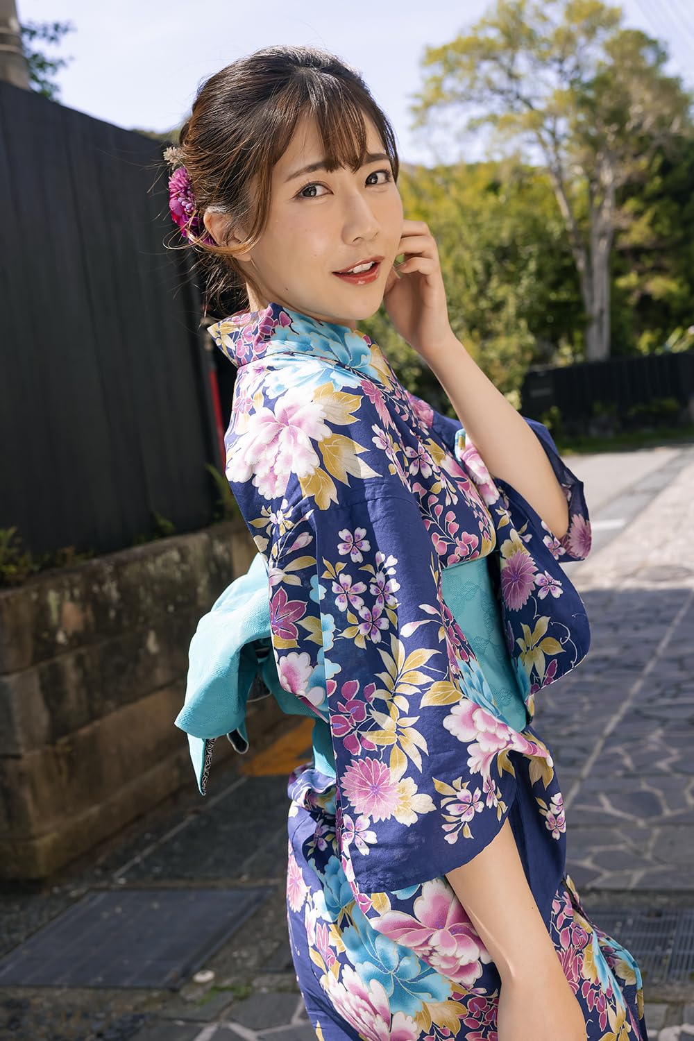 Aoi Ichino Photo Book "naishoyade"