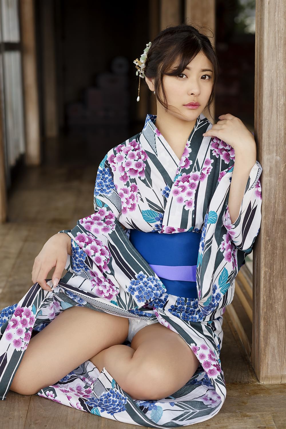 Hina Nitori Photo Book "Hina Smile"