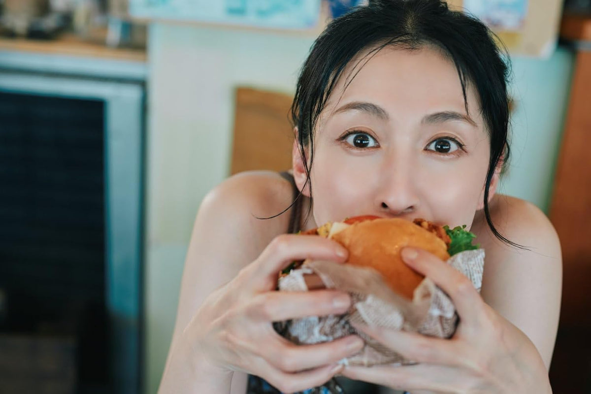 Akiko Hinagata Photo Book "Sangenshoku"