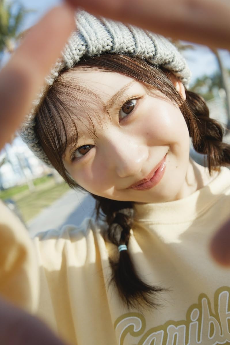 Kaho Fujishima (Hinatazaka46) 1st Photo Book "Kajitsu no Ayumi"
