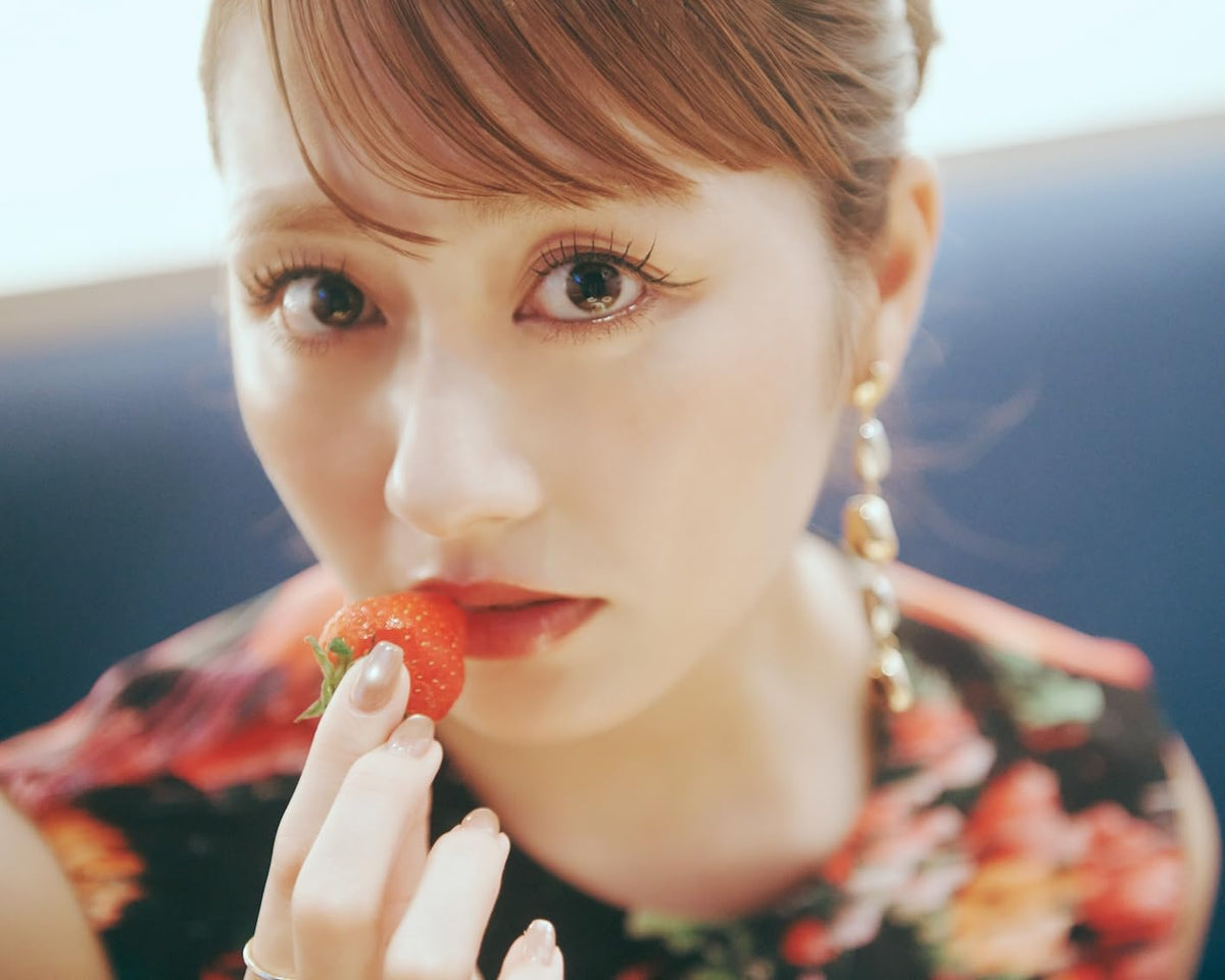 Ayaka Sasaki 1st Photo Book "Perori" / Momoiro Clover Z