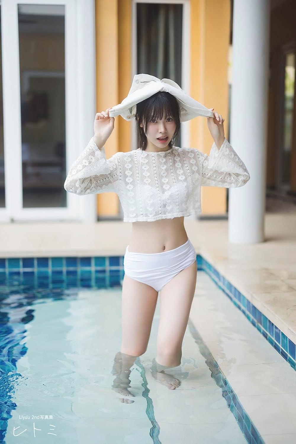 Liyuu 2nd Photo Book "hitomi"
