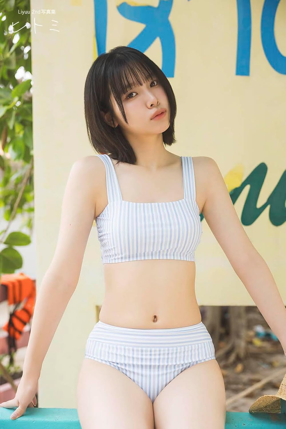 Liyuu 2nd Photo Book "hitomi"