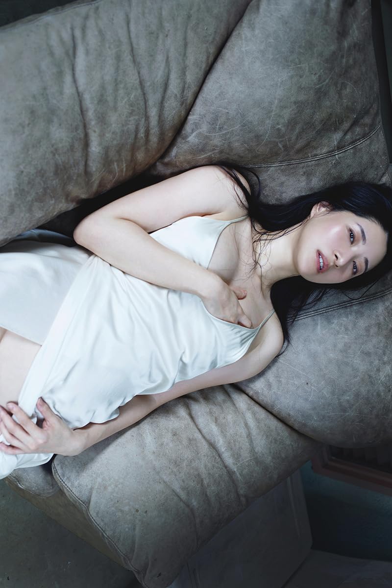 Yuka Someya Photo Book: Akai Album 2015-2025