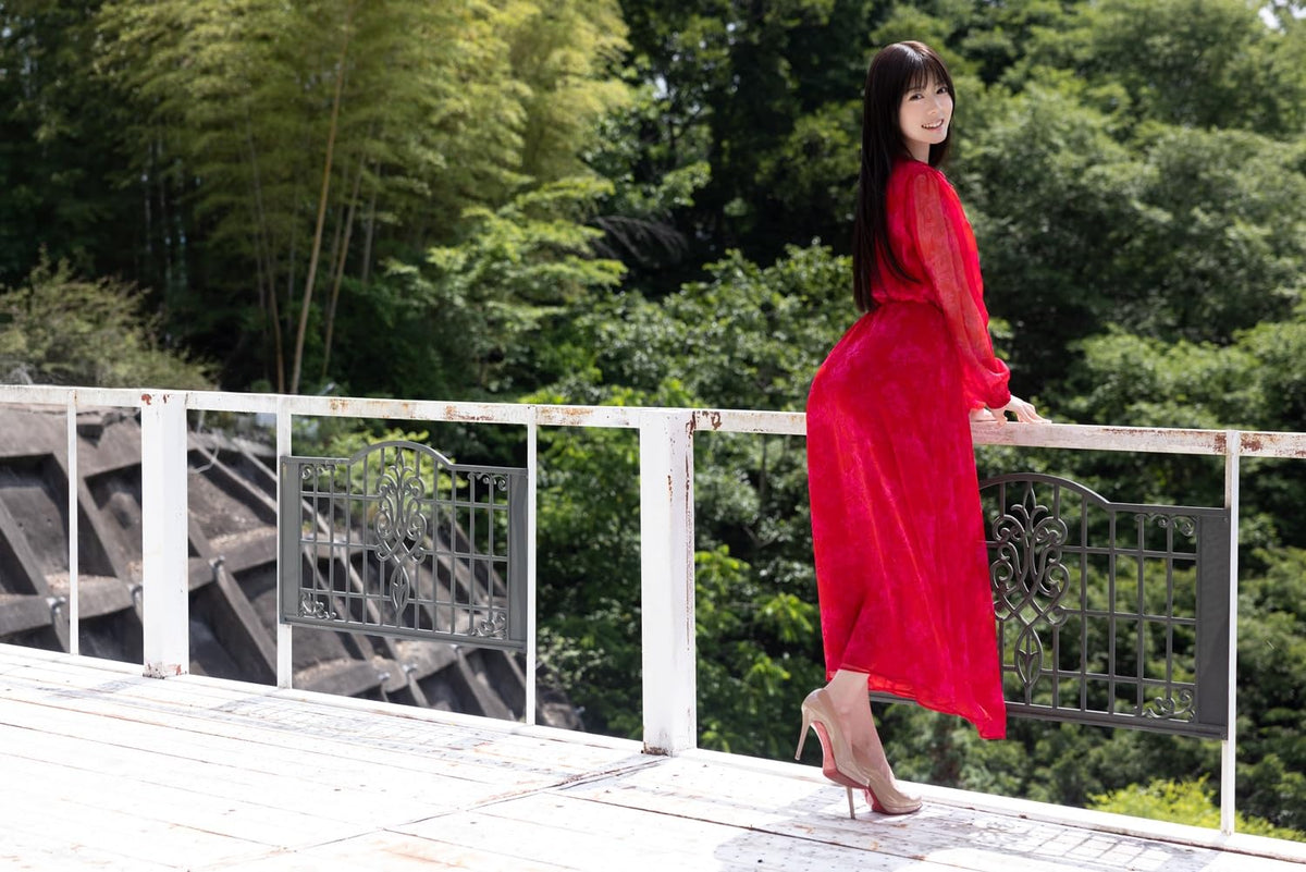 Momiji Kuribara Photo Book "Bijiri no Kuni"