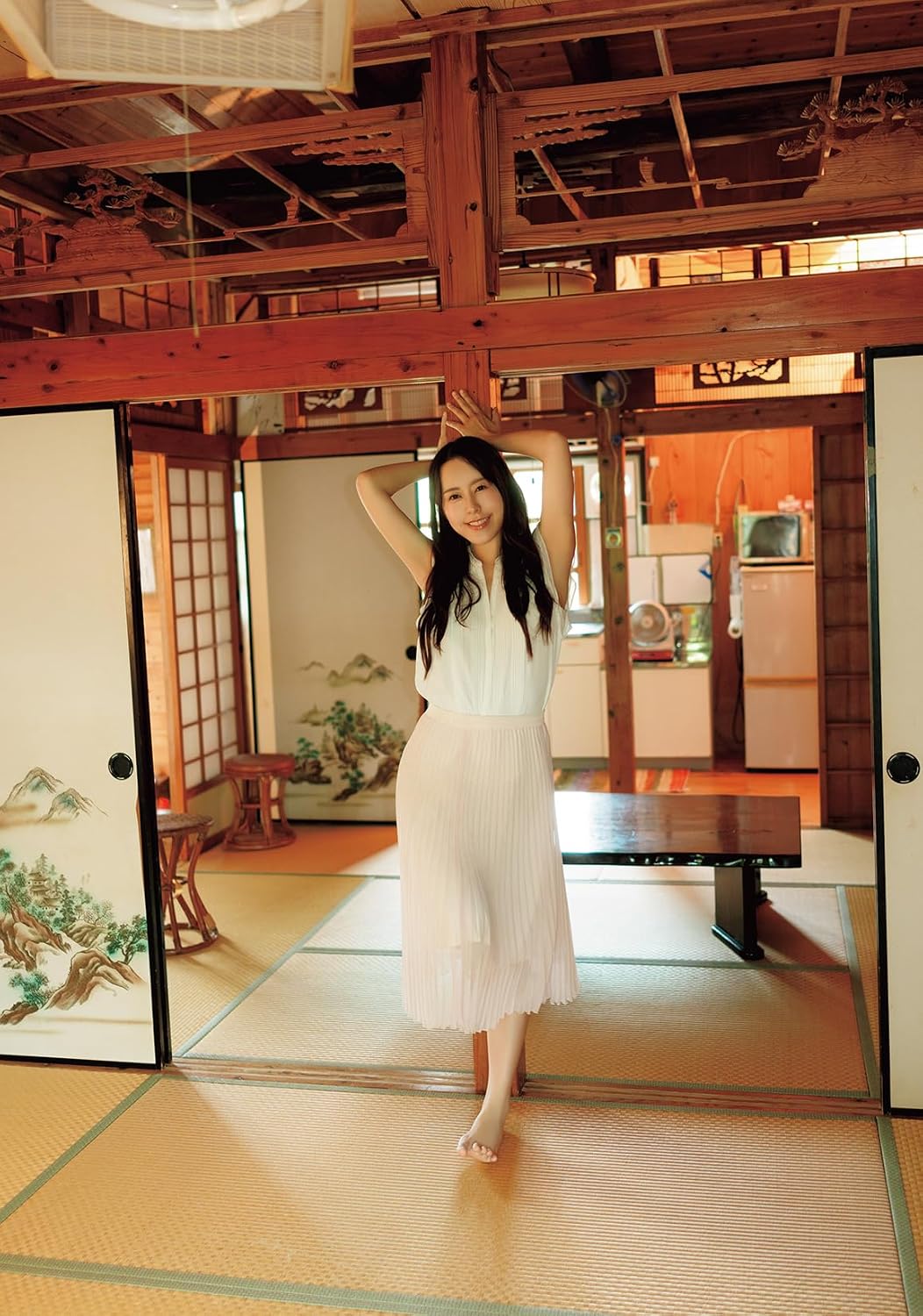 Mina Otoha 1st Photo Book "Kanaderu."