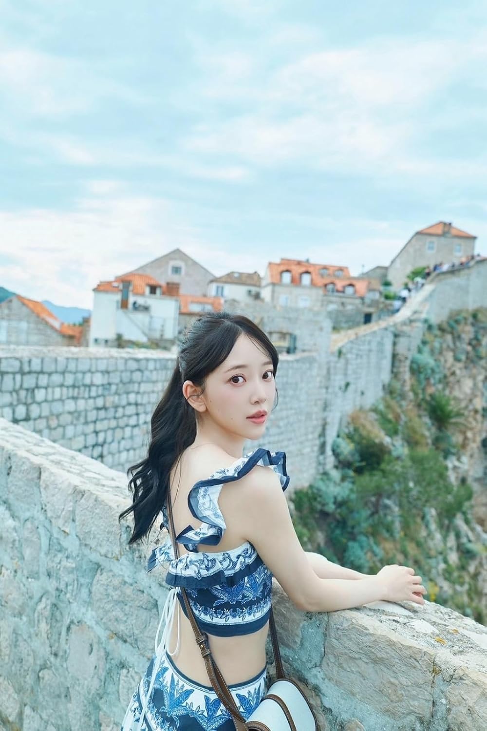 Miona Hori Photo Book "Shinku no Yoin"