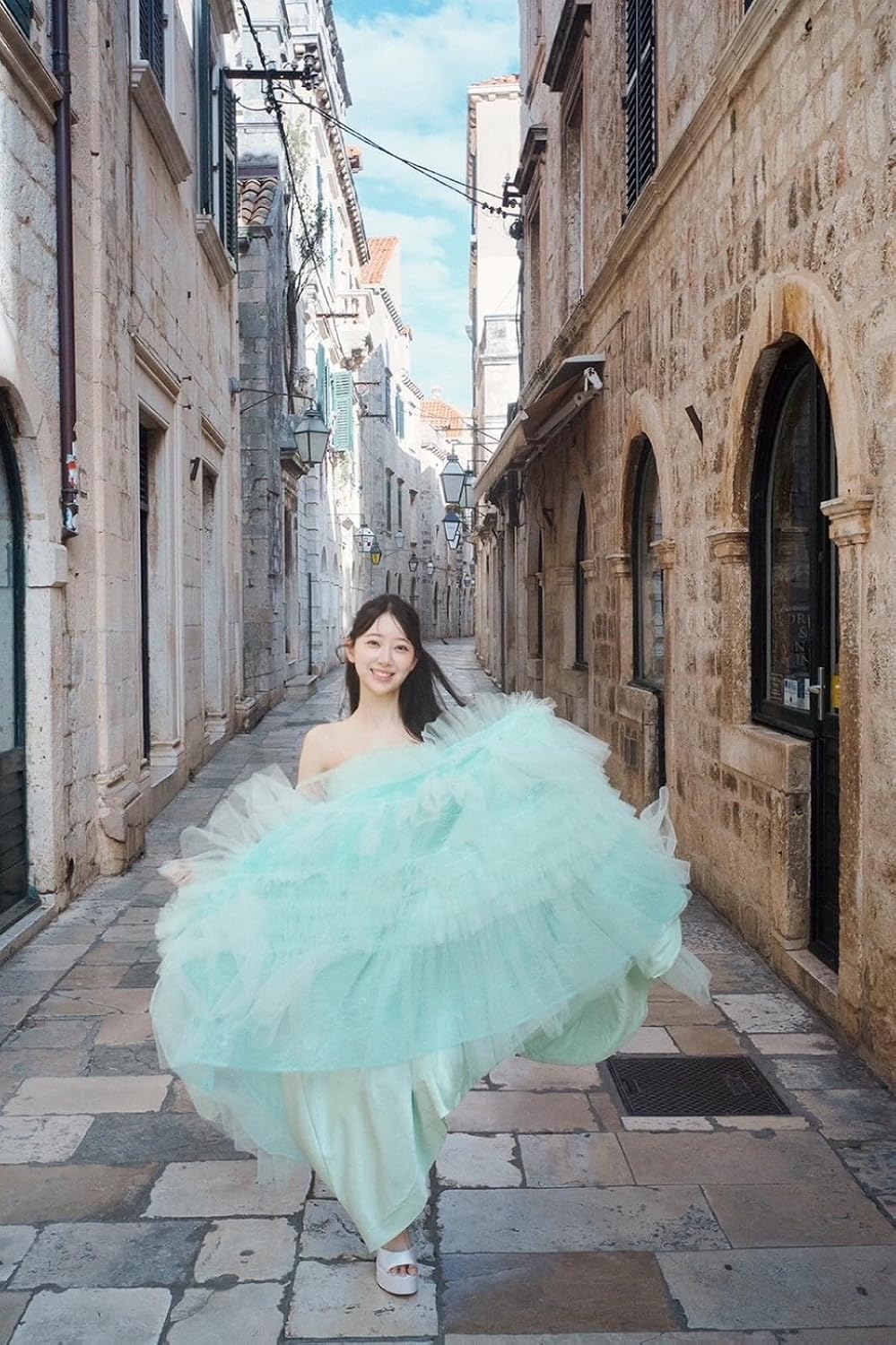 Miona Hori Photo Book "Shinku no Yoin"
