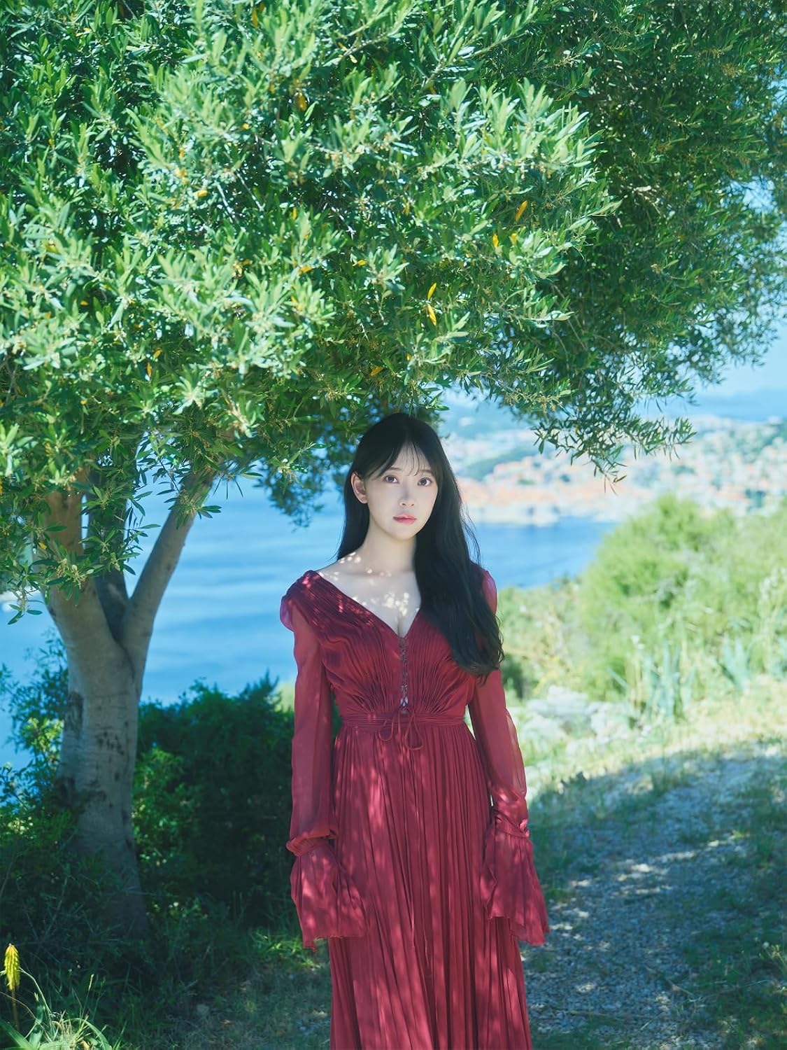 Miona Hori Photo Book "Shinku no Yoin"